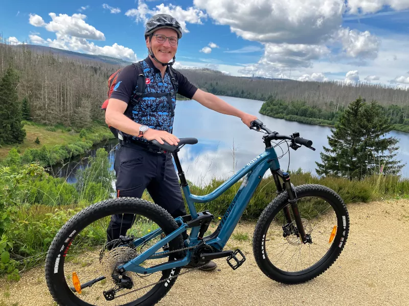 Knut Diers mit Fahrrad an der Eckertalsperre im Harzl