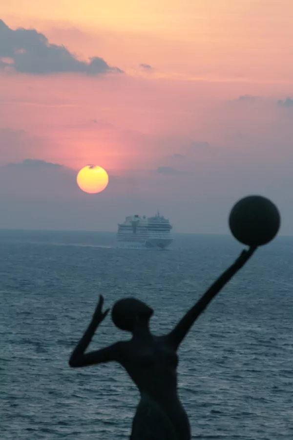 Emirate Kreuzfahrt mit Figur und Sonne
