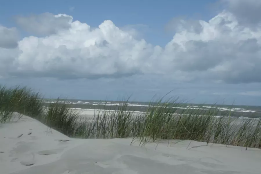 Wolken über Strand
